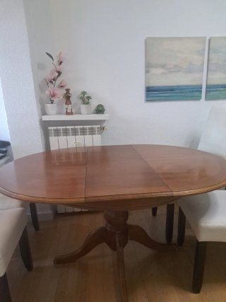 Mesa redonda extensible madera + 4 sillas polipiel