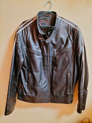 Cazadora de piel negra talla 56