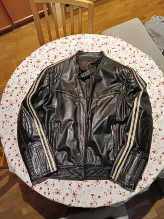 Cazadora de piel negra talla 56