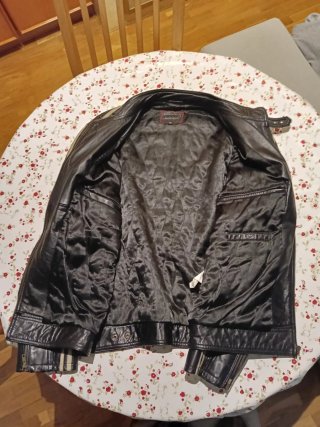 Cazadora de piel negra talla 56