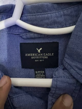 Camiseta azul de manga corta