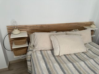 Cabecero de madera con baldas