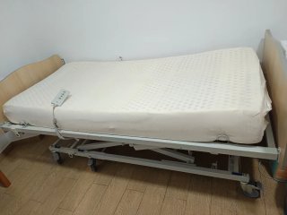 Cama articulada eléctrica elevada con colchón