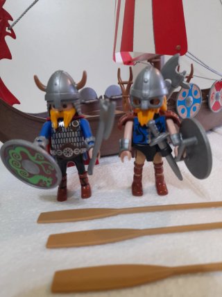 Playmobil Vikingos con Escudos y Hachas