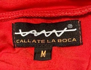 Camiseta roja de manga larga “Cállate la boca”