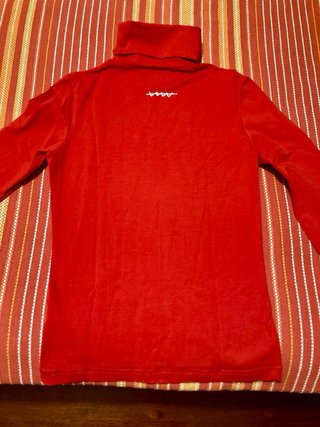 Camiseta roja de manga larga “Cállate la boca”