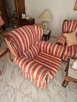 Sofá y sillones de tela y madera