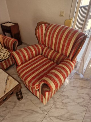 Sofá y sillones de tela y madera