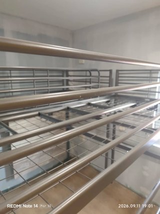 Cama alta SVÄRTA IKEA metálica gris
