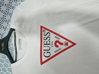 Camiseta Guess Blanca Logo Triángulo