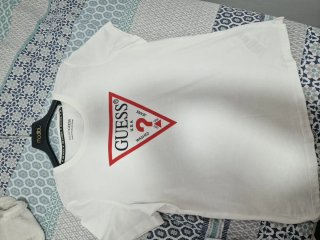 Camiseta Guess Blanca Logo Triángulo
