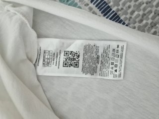 Camiseta Guess Blanca Logo Triángulo