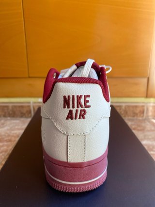 Nike Air Force 1 Blancas y Burdeos