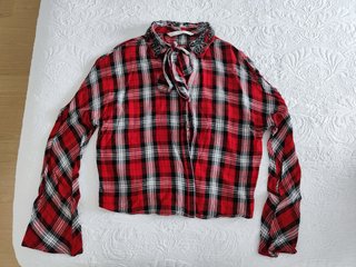 Blusa a cuadros roja y negra