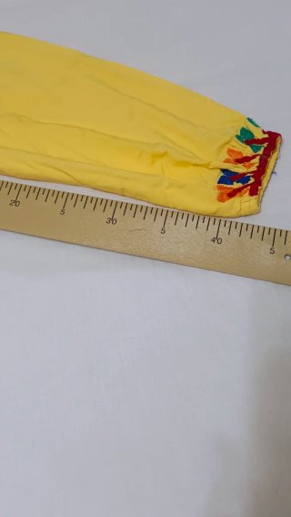 Vestido amarillo bordado estilo egipcio