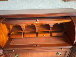 Secreter clásico de madera con persiana y marquete