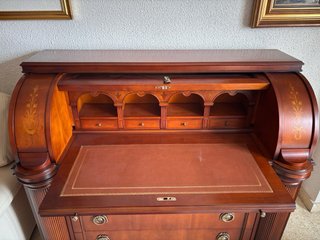 Secreter clásico de madera con persiana y marquete