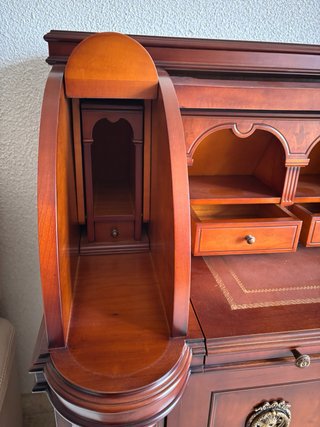 Secreter clásico de madera con persiana y marquete