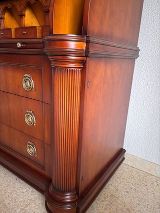Secreter clásico de madera con persiana y marquete