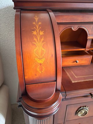 Secreter clásico de madera con persiana y marquete