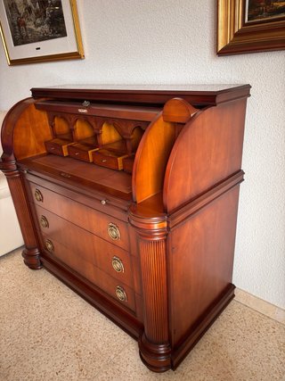 Secreter clásico de madera con persiana y marquete