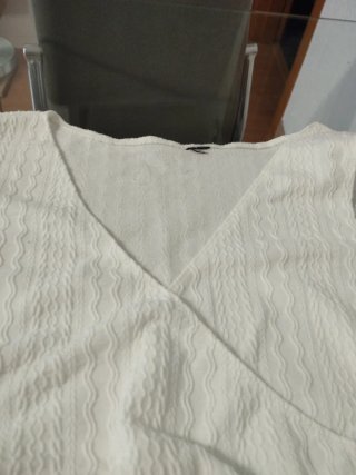 Pantalón lunares y camiseta blanca