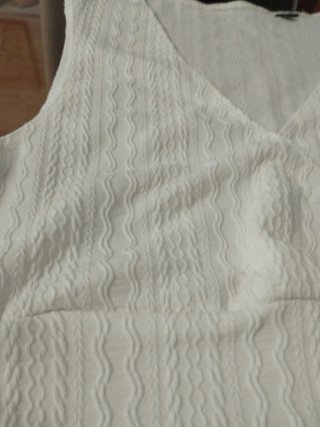 Pantalón lunares y camiseta blanca