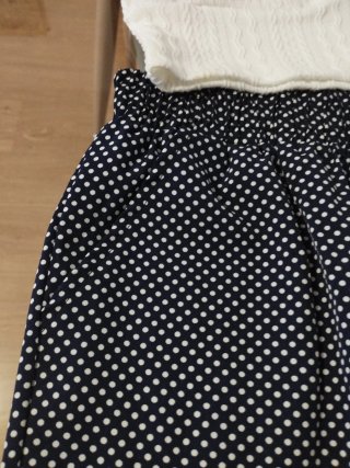 Pantalón lunares y camiseta blanca