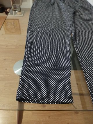 Pantalón lunares y camiseta blanca