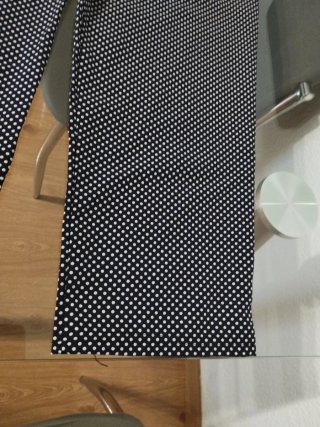 Pantalón lunares y camiseta blanca