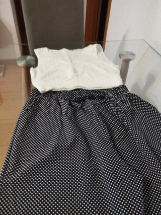 Pantalón lunares y camiseta blanca