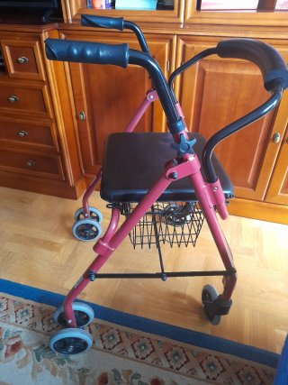 Andador 4 ruedas con asiento y cesta