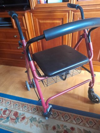 Andador 4 ruedas con asiento y cesta