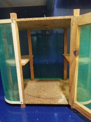 Armario para embutidos de madera y malla