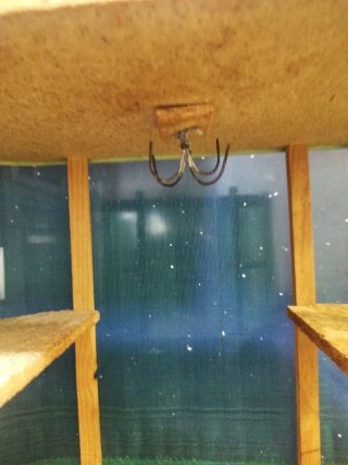 Armario para embutidos de madera y malla