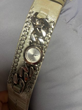 Reloj Guess Beige y Plateado