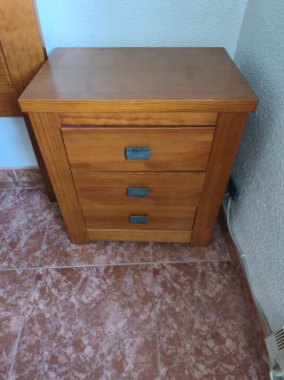 2 cabezales de madera y mesita