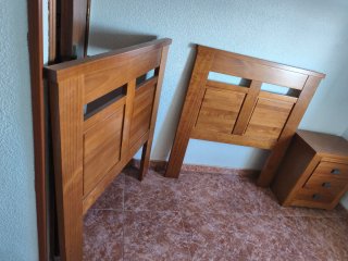 2 cabezales de madera y mesita