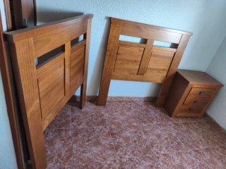 2 cabezales de madera y mesita