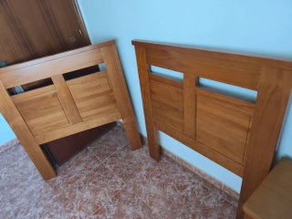 2 cabezales de madera y mesita