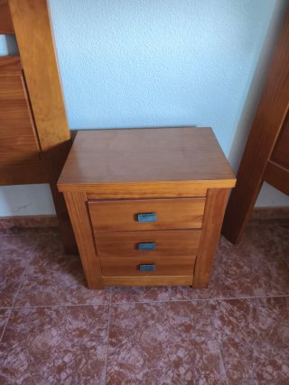 2 cabezales de madera y mesita