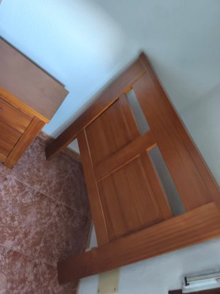 2 cabezales de madera y mesita