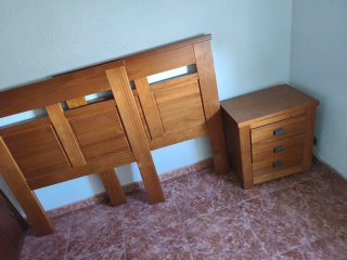 2 cabezales de madera y mesita