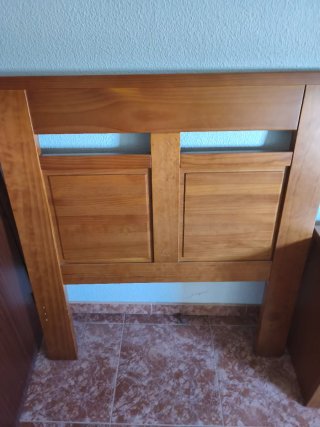 2 cabezales de madera y mesita