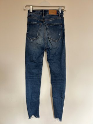 Pantalón vaquero de tiro alto.