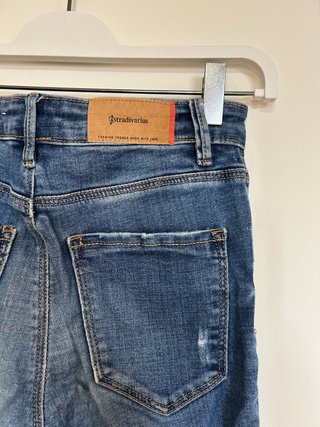 Pantalón vaquero de tiro alto.