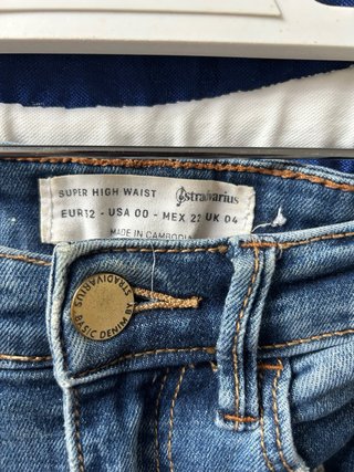 Pantalón vaquero de tiro alto.
