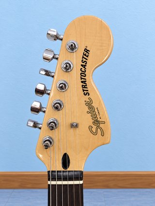 Squier Strat Affinity + Frontman 15G + regalos