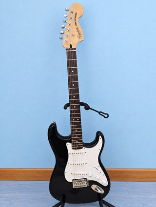 Squier Strat Affinity + Frontman 15G + regalos