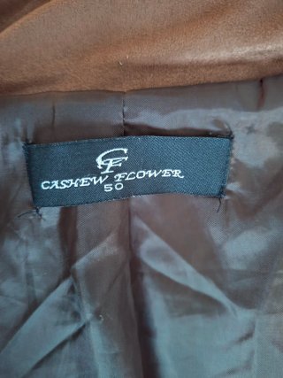Chaqueta acolchada marrón con detalles.Talla 50.